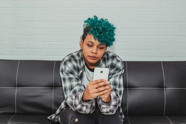 Jovem Mulher Sofá Casa Escritório Com Telefone Celular — Fotografia de Stock