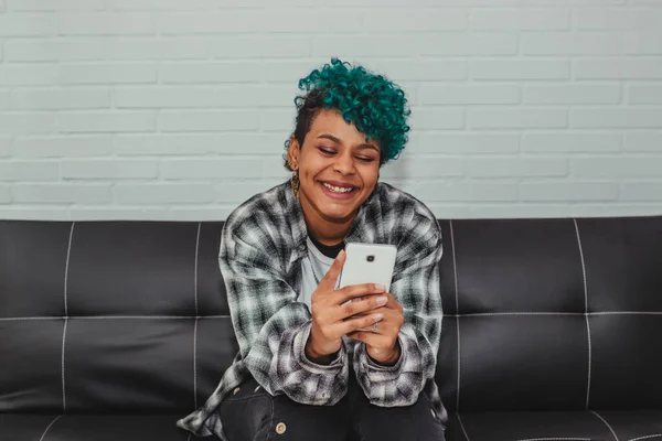 Jovem Mulher Sofá Casa Escritório Com Telefone Celular — Fotografia de Stock