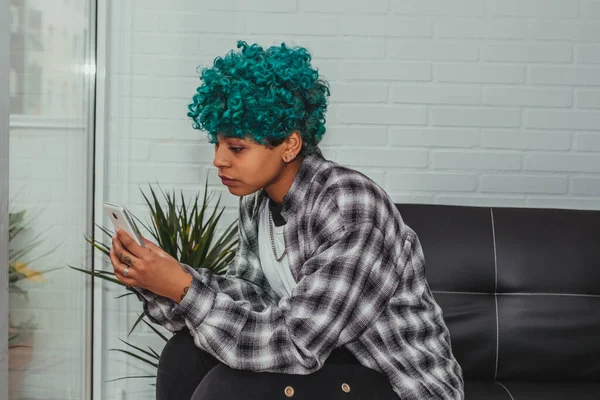 Jovem Afro Americana Menina Com Telefone Celular Casa Falando — Fotografia de Stock