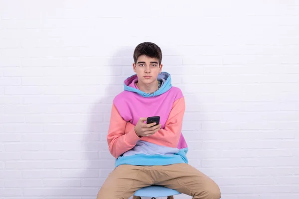 Genç Bir Çocuk Cep Telefonu Olan Bir Öğrenci Sandalyede Oturuyor — Stok fotoğraf
