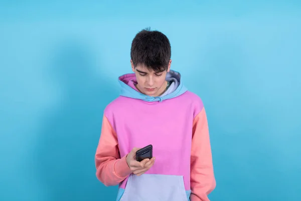 Mladý Teenager Chlapec Mobilním Telefonem Izolované Modrém Pozadí — Stock fotografie