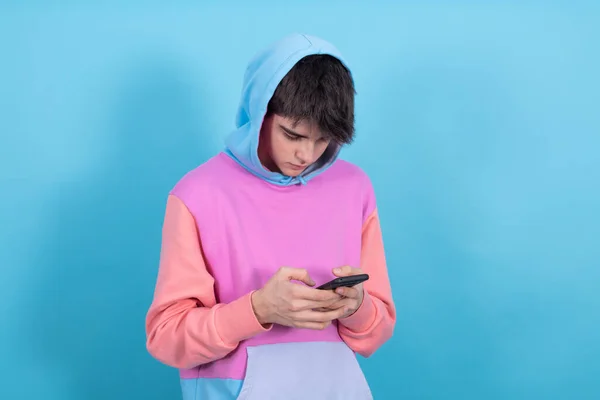Giovane Adolescente Studente Ragazzo Con Smart Phone Isolato Sfondo Colore — Foto Stock