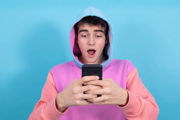 Jong Tiener Student Jongen Met Kap Mobiele Telefoon Geïsoleerd Kleur — Stockfoto