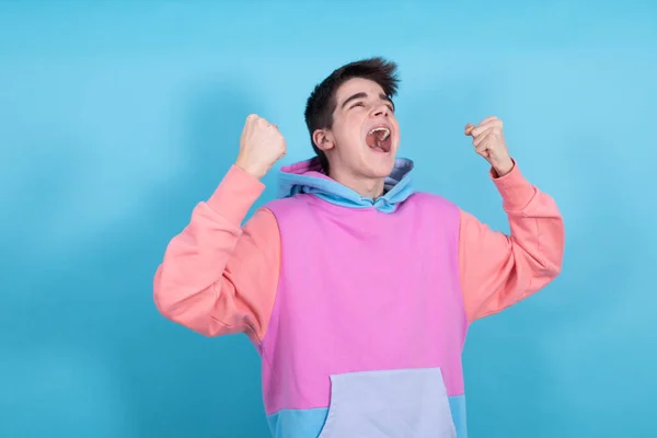 Jong Tiener Man Student Geïsoleerd Met Enthousiasme Uitdrukking Geïsoleerd Blauwe — Stockfoto