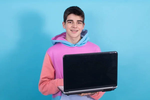 Jong Tiener Student Met Personal Computer Geïsoleerd Kleur Achtergrond — Stockfoto