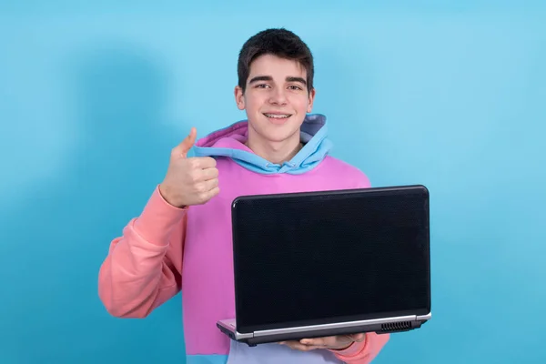 Młody Nastolatek Student Komputera Osobistego Izolowane Tle Koloru — Zdjęcie stockowe