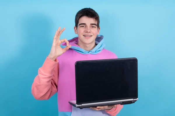 Jong Tiener Student Met Personal Computer Geïsoleerd Kleur Achtergrond — Stockfoto