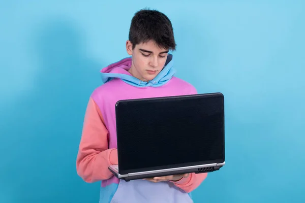 Хлопчик Підліток Або Студент Ноутбуком Ізольовані Синьому Фоні — стокове фото