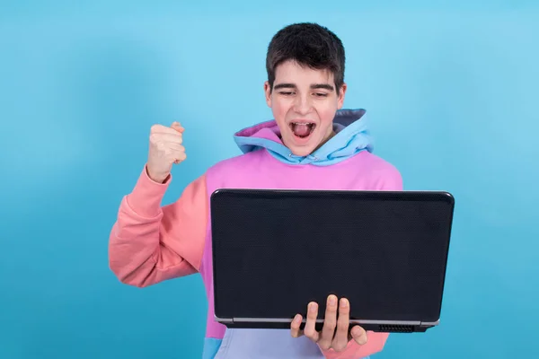 青少年男子或学生 有笔记本电脑 背景孤立 有惊讶或成功的表情 — 图库照片