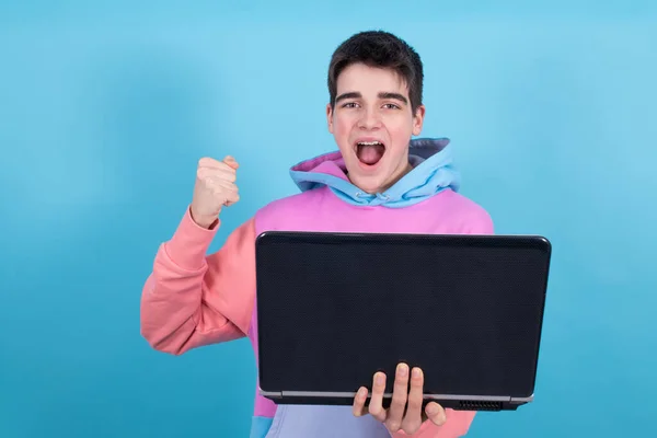 Νεαρός Έφηβος Φοιτητής Φορητό Υπολογιστή Απομονώνονται Στο Παρασκήνιο Έκπληξη Την — Φωτογραφία Αρχείου