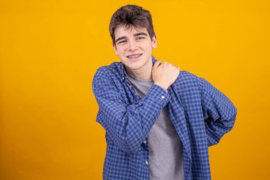 Sırtı ya da boynu ağrıyan genç ya da öğrenci.