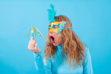 Karnaval sakızı çiğneyen yaşlı bir kadının portresi. Renkli arka plan.