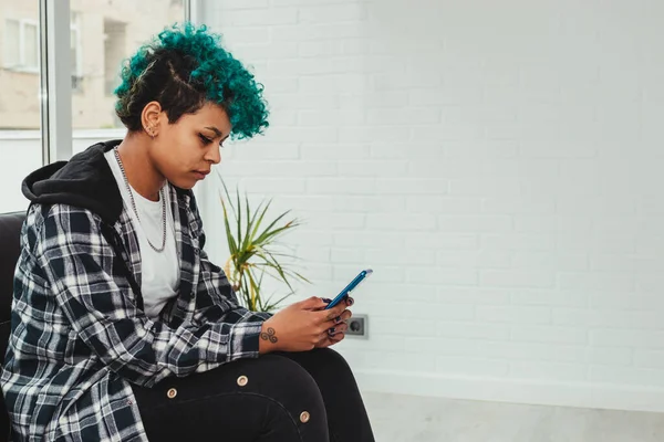 Jovem Casa Com Telefone Móvel — Fotografia de Stock