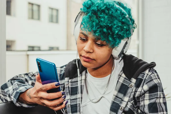 Mulher Com Telefone Celular Fones Ouvido Casa Sentado Sofá Lado — Fotografia de Stock