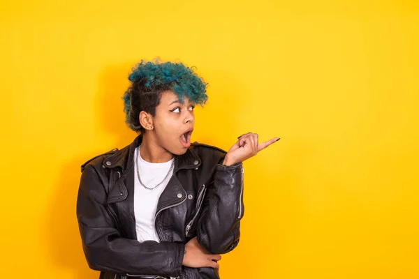 Moderno Afro Americano Menina Estilo Urbano Isolado Fundo Cor Apontando — Fotografia de Stock