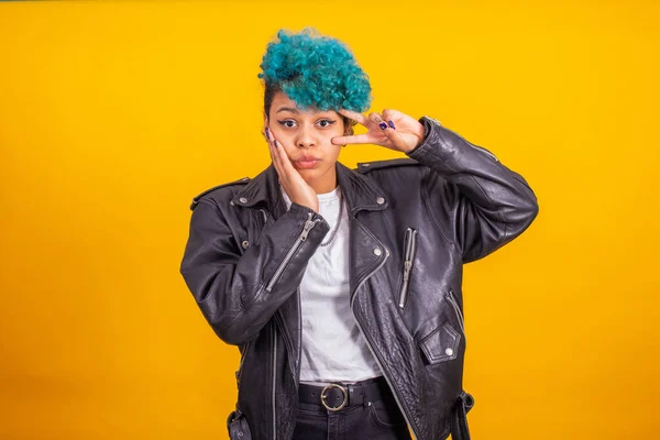 Sarı Arka Planda Mavi Kıvırcık Saçlı Afro Amerikalı Kız — Stok fotoğraf