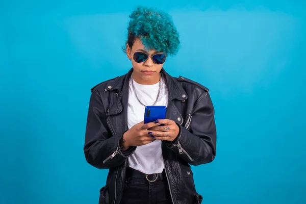 Afro Amerikalı Mavi Saçlı Güneş Gözlüklü Cep Telefonlu Şehir Tarzı — Stok fotoğraf