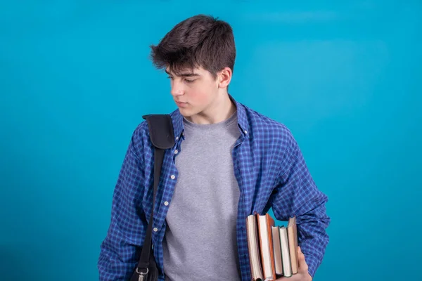 Jovem Adolescente Estudante Com Livros Mochila Isolada Fundo Azul — Fotografia de Stock