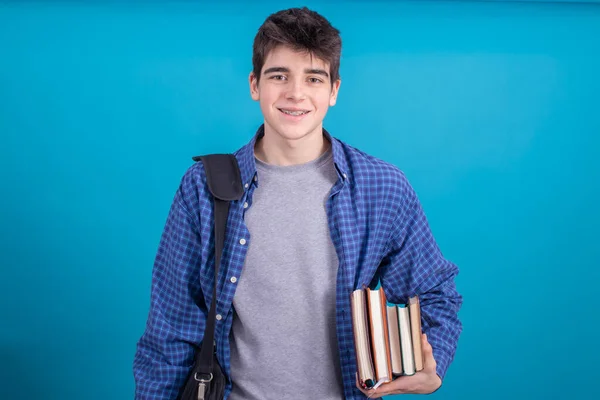 Jong Tiener Student Met Boeken Rugzak Geïsoleerd Blauwe Achtergrond — Stockfoto