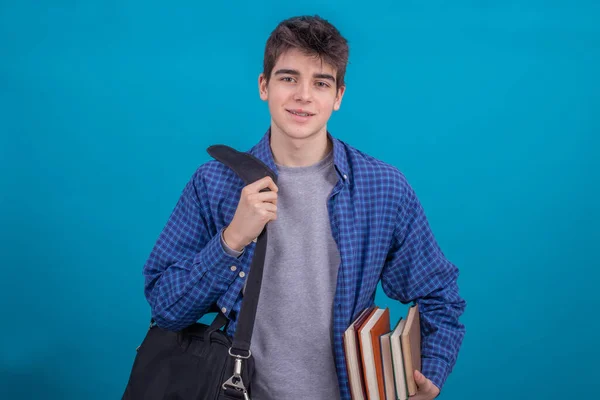 Mladý Dospívající Student Knihami Batohem Izolované Modrém Pozadí — Stock fotografie