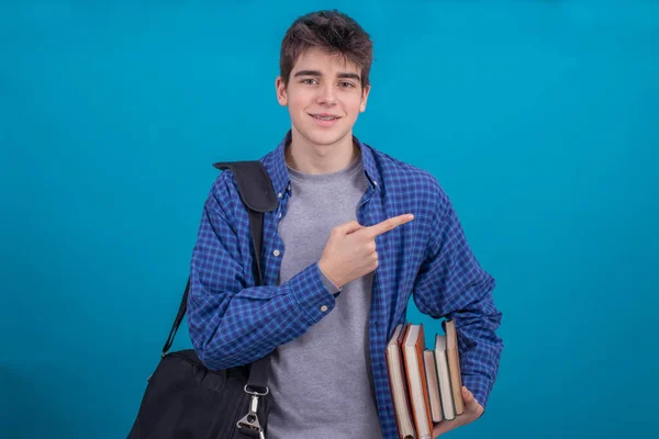 Jovem Adolescente Estudante Com Livros Mochila Isolada Fundo Azul — Fotografia de Stock