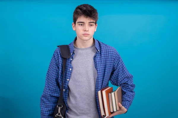 Jovem Adolescente Estudante Com Livros Mochila Isolada Fundo Azul — Fotografia de Stock