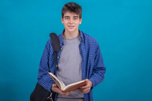 バックパックと本を背景に隔離された10代の生徒 — ストック写真