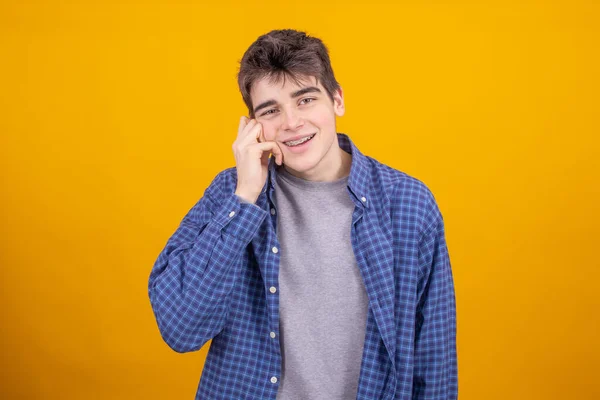 Joven Adolescente Estudiante Chico Estilo Casual Aislado Sobre Fondo Color —  Fotos de Stock