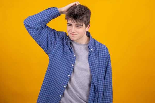 Mladý Teenager Chlapec Nebo Student Izolované Žlutém Pozadí — Stock fotografie