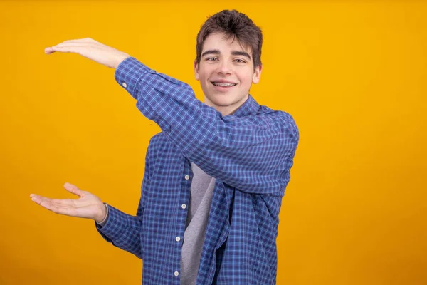 Jeune Adolescent Élève Isolé Sur Fond Jaune — Photo