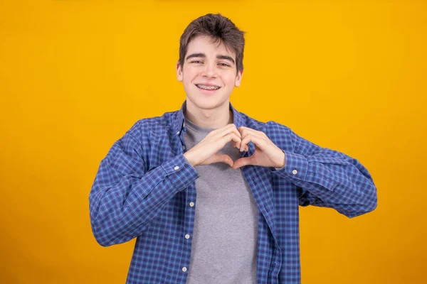 Niño Joven Adolescente Estudiante Aislado Fondo Color Con Gesto Corazón —  Fotos de Stock