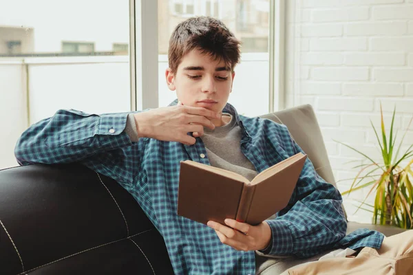 Молодий Хлопчик Підліток Читає Або Навчається Вдома — стокове фото