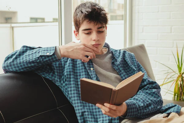 Jong Tiener Jongen Lezen Studeren Thuis — Stockfoto