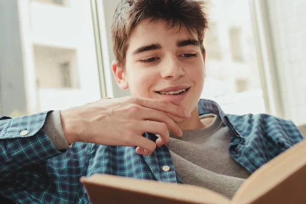 10代の少年が家で読み書きや勉強をしたり — ストック写真