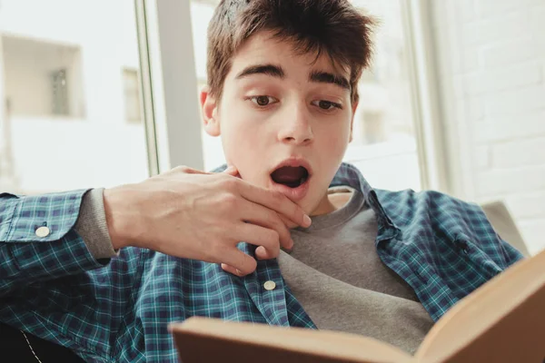 Ung Tonåring Pojke Läser Eller Studerar Hemma — Stockfoto