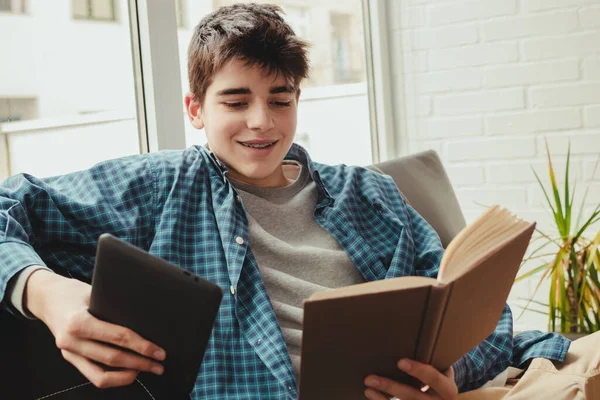 Teenage Student Book Tablet Home — Stock Photo, Image