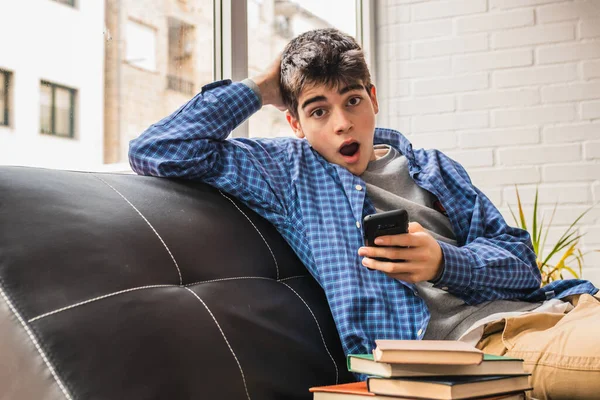 Tiener Student Zitten Bank Met Mobiele Telefoon Uitdrukking Van Verbazing — Stockfoto