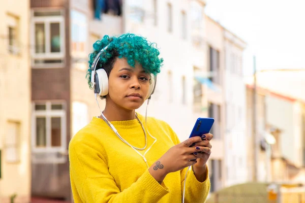Fiatal Lány Mobiltelefon Fejhallgató Szabadban Városban — Stock Fotó