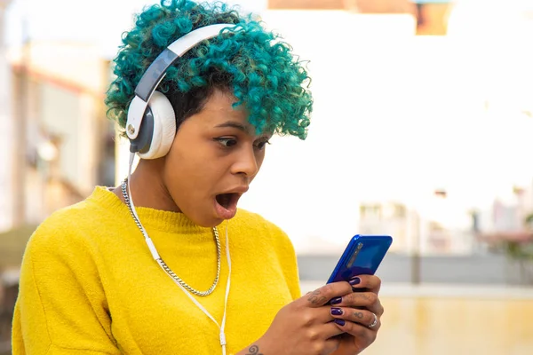 Étonnante Jeune Fille Avec Téléphone Portable Écouteurs Plein Air Dans — Photo