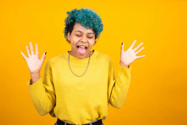 Jovem Morena Com Cabelo Azul Moda Isolado Fundo Cor — Fotografia de Stock