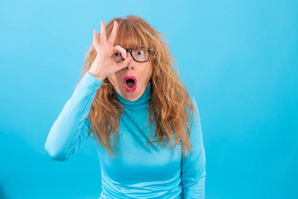 Mujer Adulta Mayor Aislada Sobre Fondo Azul —  Fotos de Stock