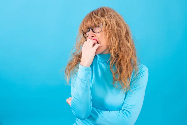 Volwassen Senior Vrouw Geïsoleerd Kleur Achtergrond — Stockfoto