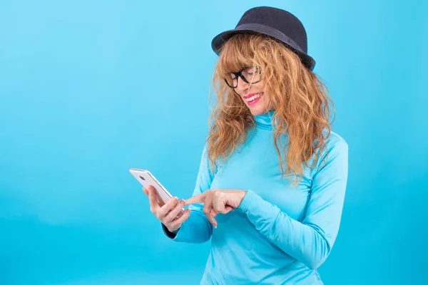 Adulto Mujer Mayor Con Teléfono Inteligente Aislado Sobre Fondo Azul — Foto de Stock