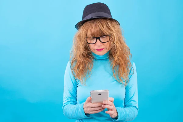 Erwachsene Oder Ältere Frau Mit Smartphone Isoliert Auf Blauem Hintergrund — Stockfoto
