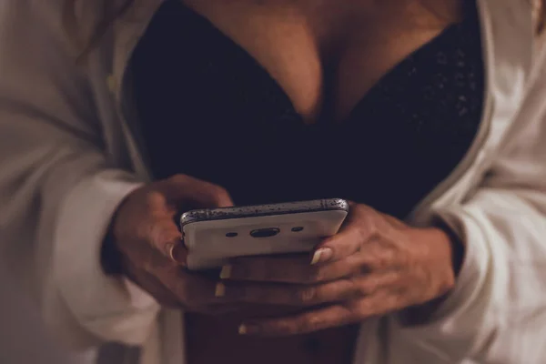 Сексуальная Девушка Нижним Бельем Мобильным Телефоном Смартфоном Номере — стоковое фото