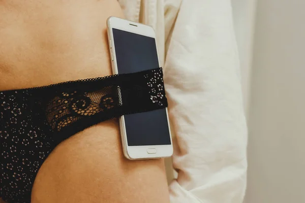 Menina Sexy Com Lingerie Telefone Celular Smartphone Quarto — Fotografia de Stock