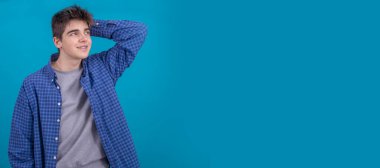 gelişigüzel tarz erkek ergen. Renkli arka planda izole edilmiş. Metin için boşluk var.