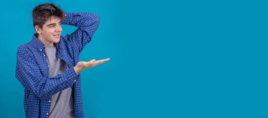 Genç erkek ya da öğrenci günlük tarzda izole edilmiş renk arkaplan