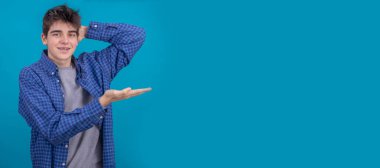 Genç erkek ya da öğrenci günlük tarzda izole edilmiş renk arkaplan