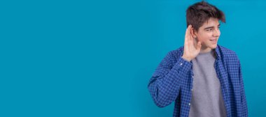 Genç erkek ya da öğrenci günlük tarzda izole edilmiş renk arkaplan